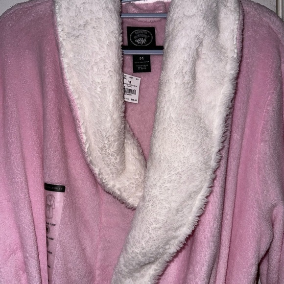 NWT Laura, Ashley, pink robe size medium very soft and fluffy - Picture 2 of 11
